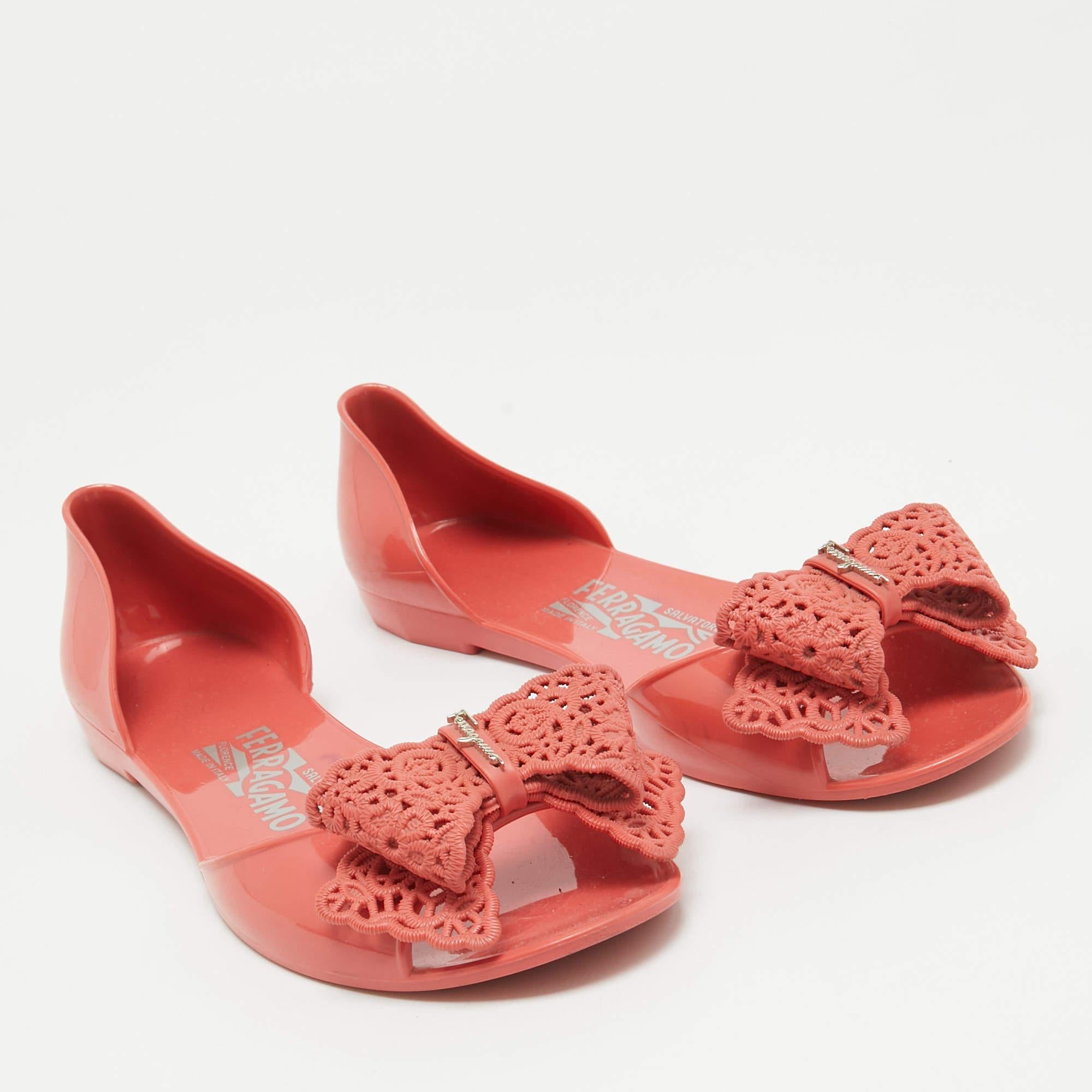 Salvatore Ferragamo Rosa Jelly Prieta flache Schuhe mit Schleife Größe 37,5 im Zustand „Gut“ im Angebot in Dubai, Al Qouz 2