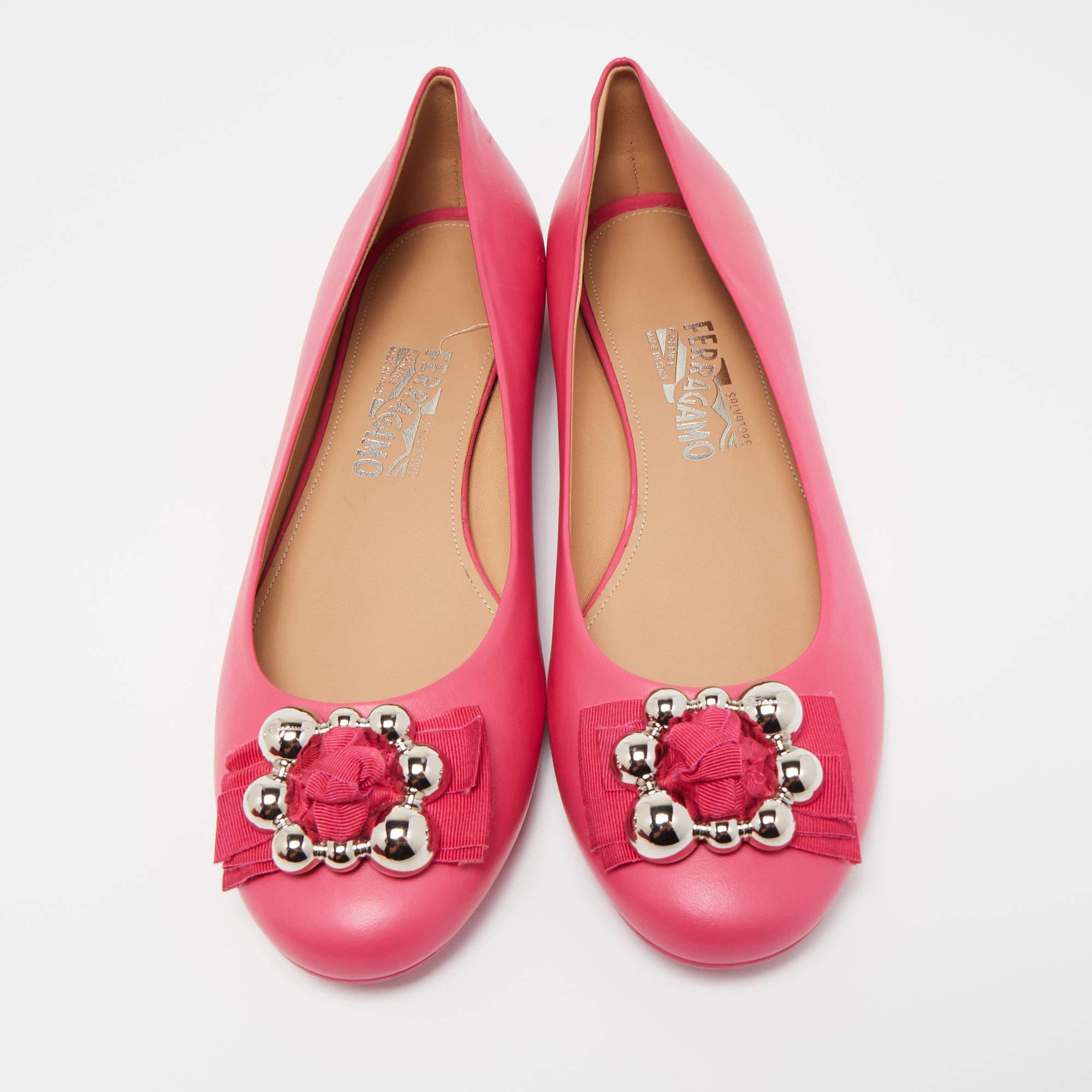 Complete your look by adding these Salvatore Ferragamo pink ballet flats to your collection of everyday footwear. They are crafted skilfully to grant the perfect fit and style.


