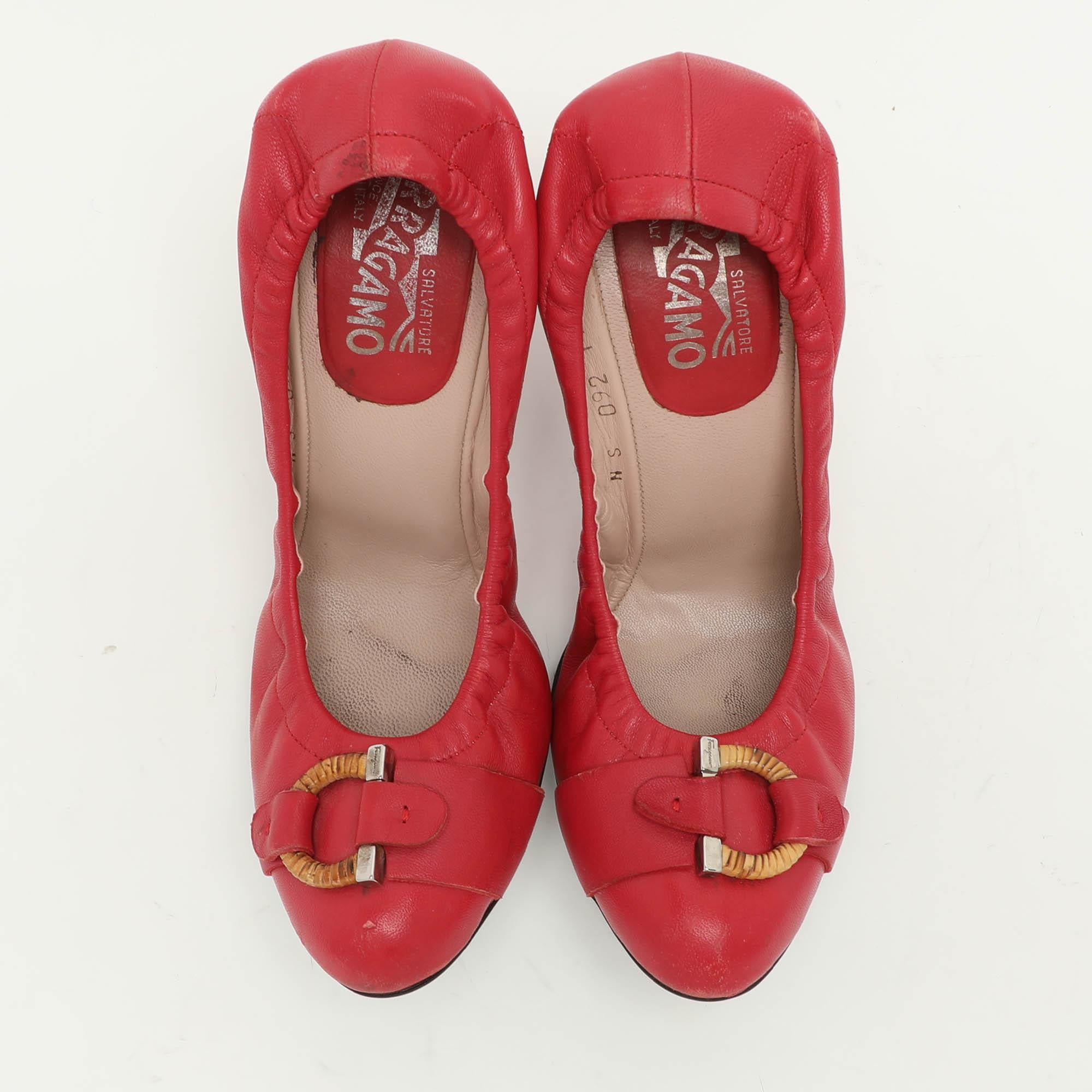 Salvatore Ferragamo Pink Leather Embellished Scrunch Pumps Size 38 In Fair Condition For Sale In Dubai, Al Qouz 2