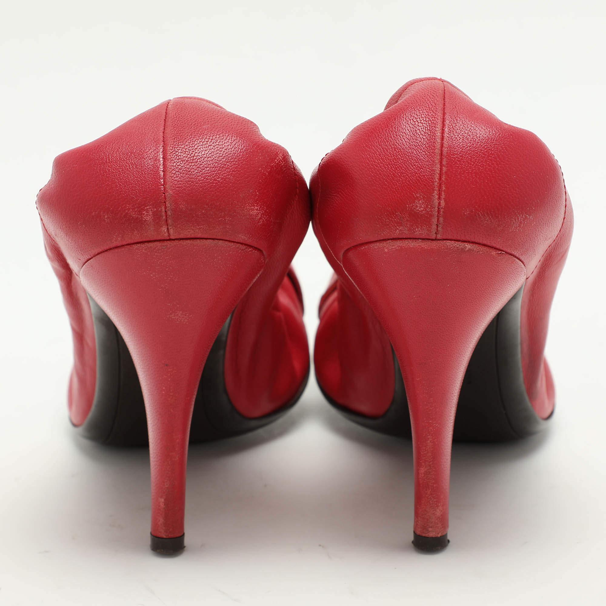 Salvatore Ferragamo Pink Leather Embellished Scrunch Pumps Size 38 For Sale 1
