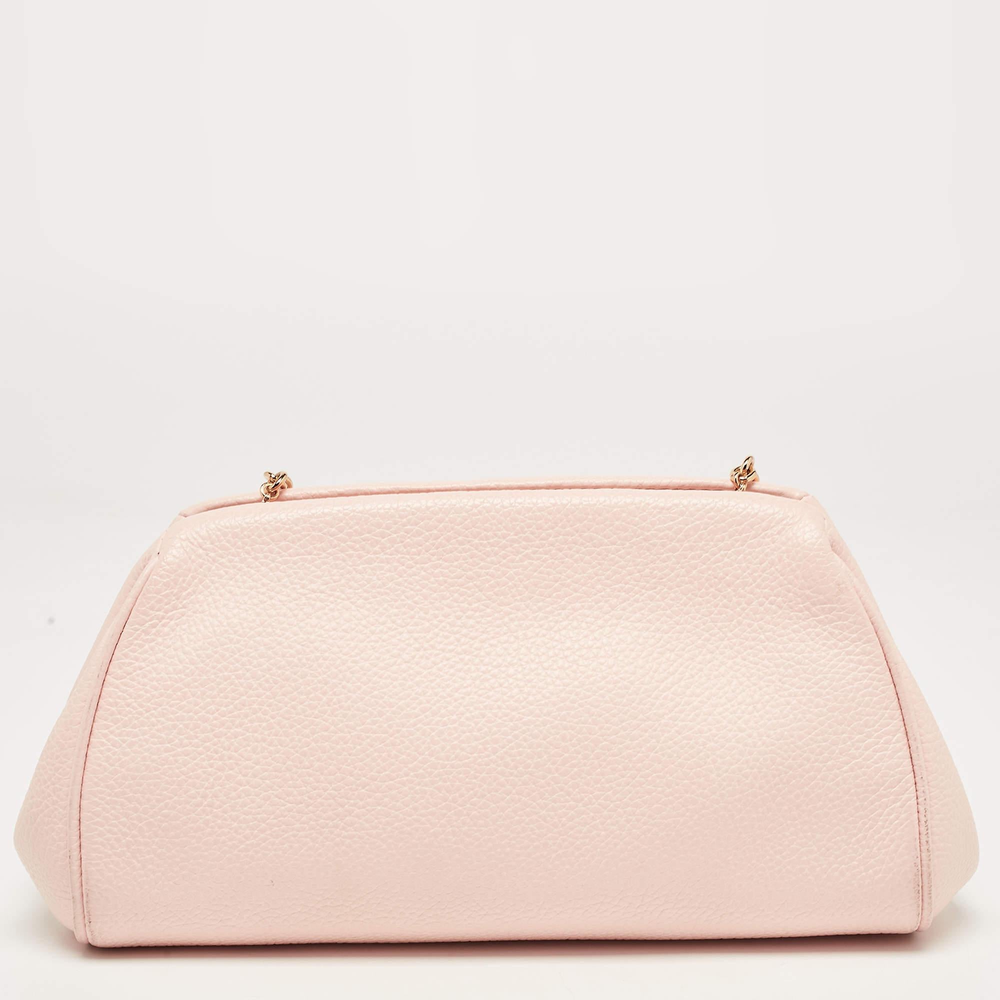 This crossbody bag by Salvatore Ferragamo is a great option for carrying your essentials. This pink leather bag has a compact size and a zipper to secure the interior. Designed to be ideal for everyday use, this crossbody bag is a