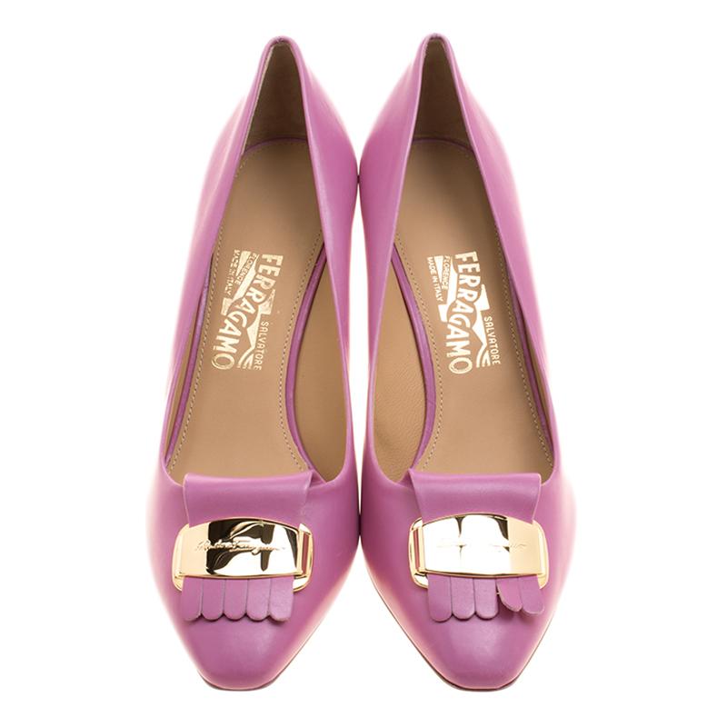 These pumps from Salvatore Ferragamo are simply majestic. Skillfully crafted from pink leather and balanced on 8 cm heels, the pumps are high in both style and comfort. The brand plaques are detailed with fringes right above the pointed toes as a