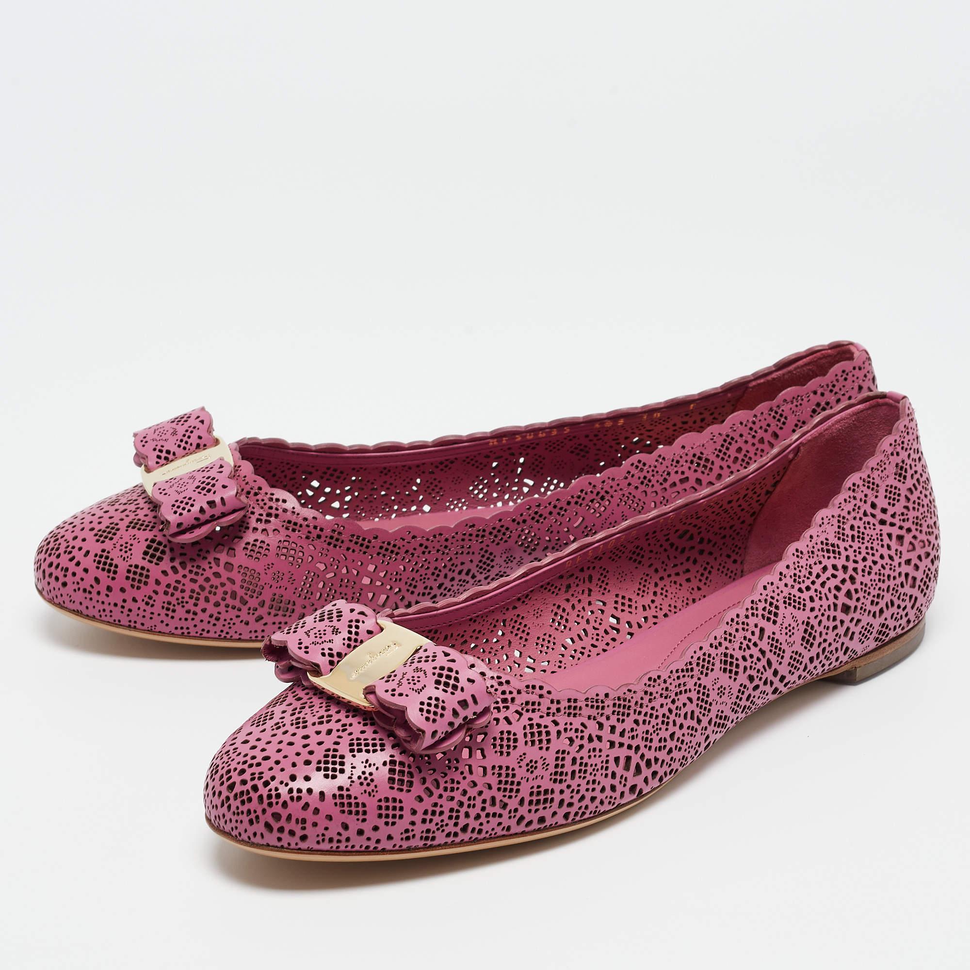 Komfort und müheloser Stil - ein Paar schicke Ballerinas dürfen in keiner Garderobe fehlen. Dieses Paar ist schön anzusehen und verfügt über Elemente wie eine bequeme Innensohle und eine haltbare Sohle.