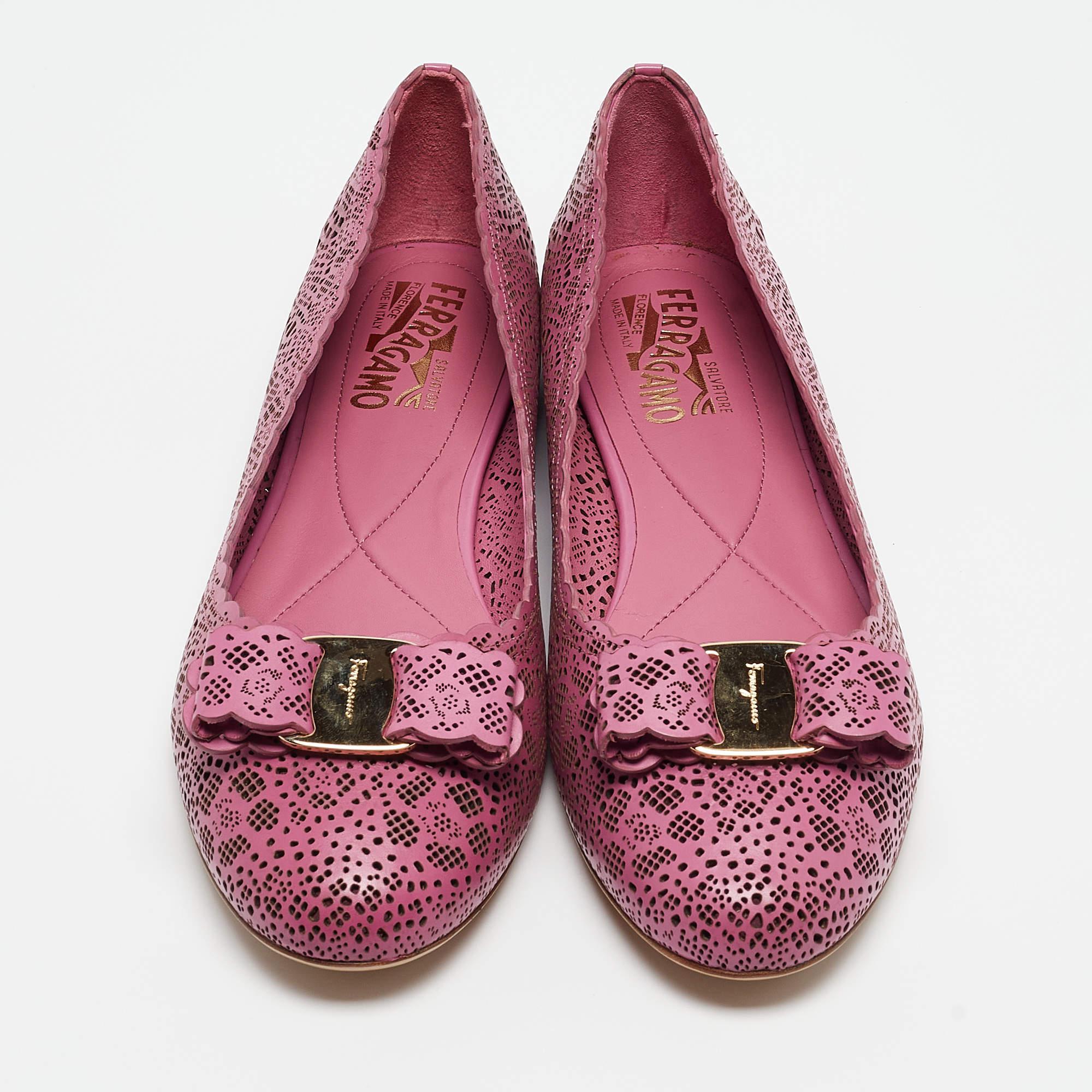 Salvatore Ferragamo Rosa Leder Lasercut vara Ballettschuhe mit Lasercut Größe 40,5 (Braun) im Angebot