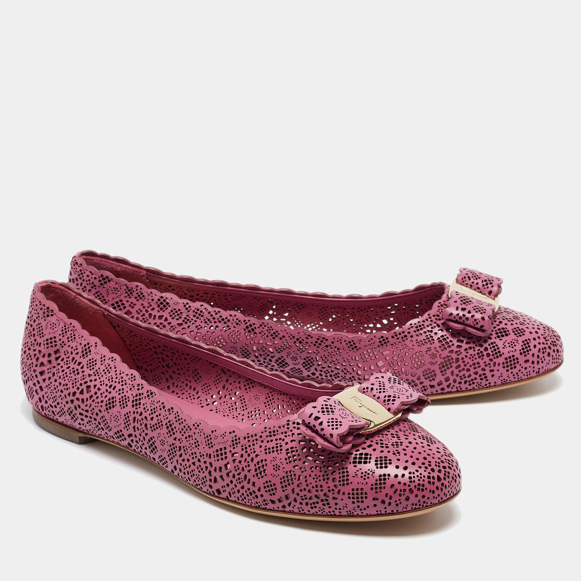 Salvatore Ferragamo Rosa Leder Lasercut vara Ballettschuhe mit Lasercut Größe 40,5 im Zustand „Neu“ im Angebot in Dubai, Al Qouz 2