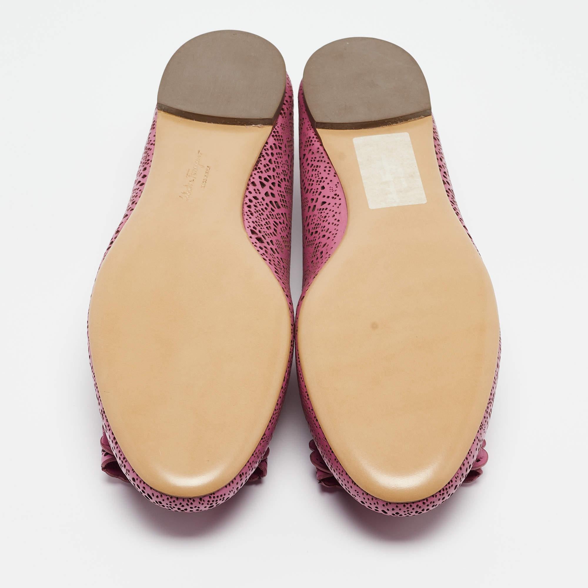 Salvatore Ferragamo Rosa Leder Lasercut vara Ballettschuhe mit Lasercut Größe 40,5 im Angebot 1
