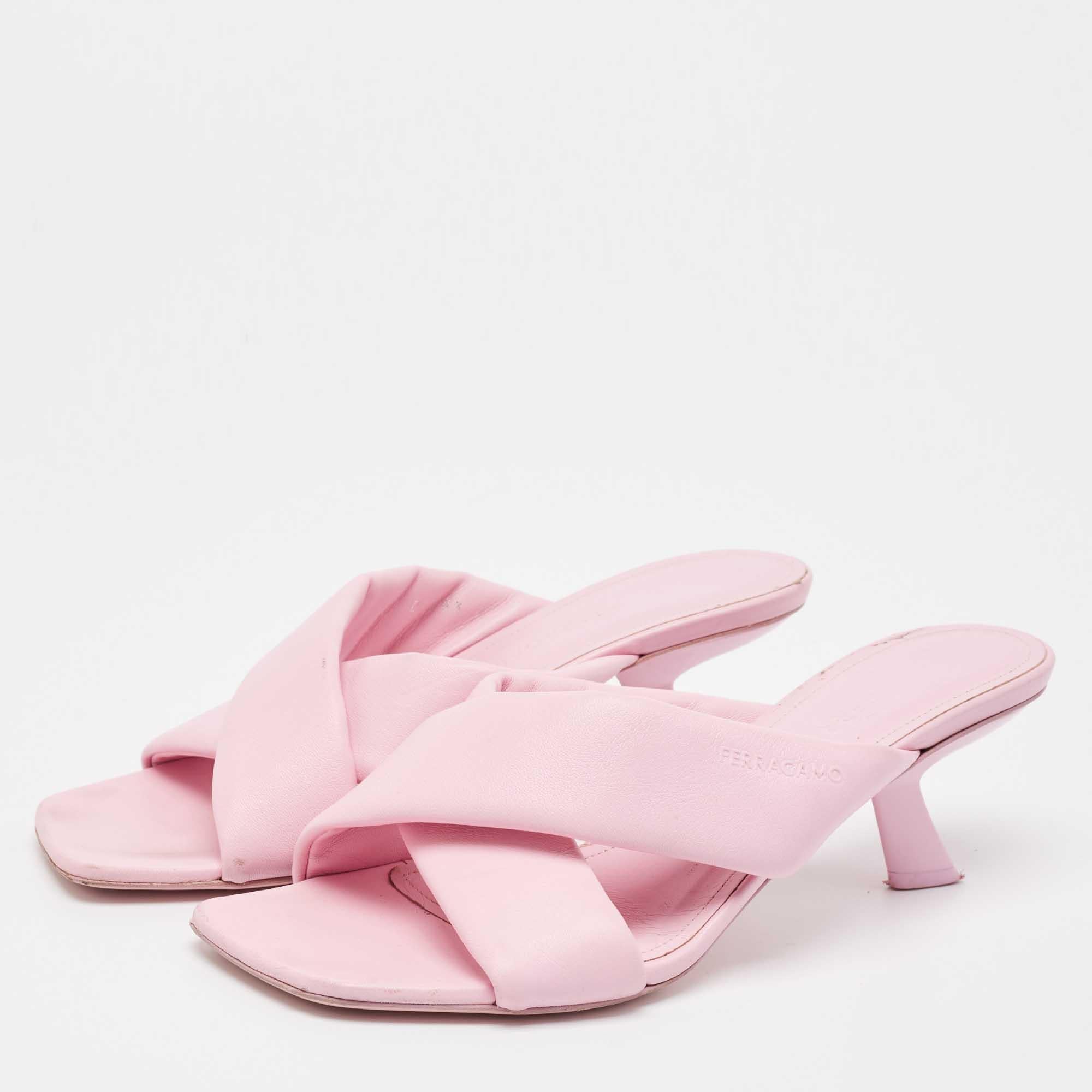 These sandals will frame your feet in an elegant manner. Crafted from quality materials they display a classy design and comfortable insoles.