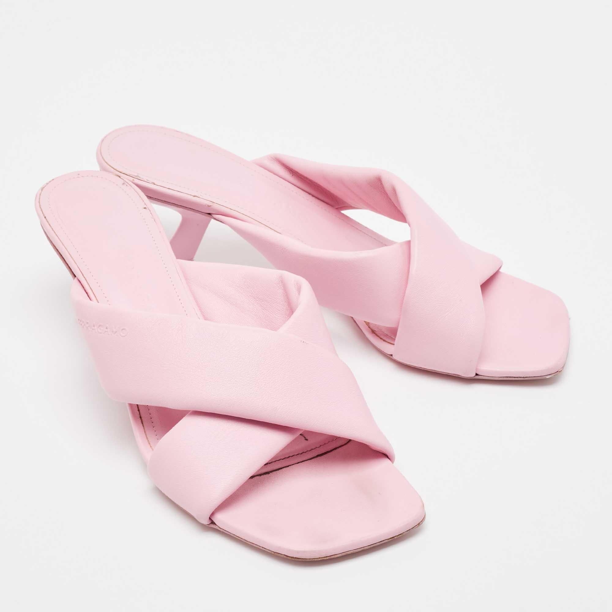 Salvatore Ferragamo Pink Leather Slide Sandals Size 41 In Good Condition In Dubai, Al Qouz 2
