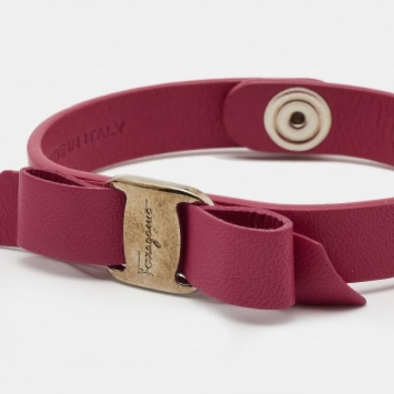 Salvatore Ferragamo Bracciale con fiocco Vara in pelle rosa In condizioni ottime in vendita a Dubai, Al Qouz 2