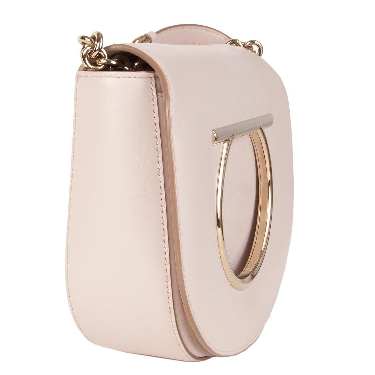 100% authentic Salvatore Ferragamo 'Vela' shoulder bag in pale nude calfskin. Opens with a flap with snap closure featuring the brand's iconic 'Gancio' embellishment in light gold-tone. It features a long adjustable shoulder strap with a chain