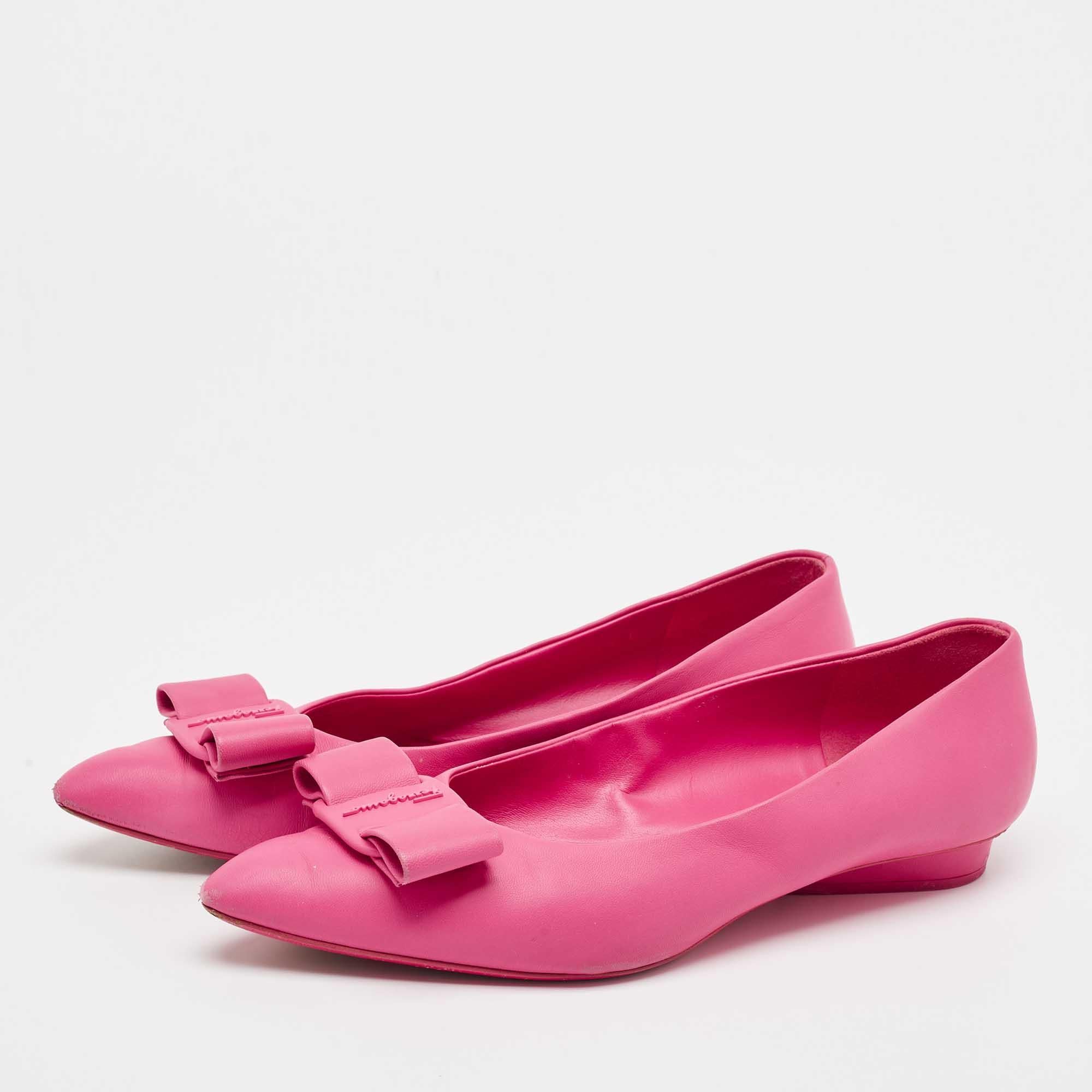 Definito dal comfort e dallo stile senza sforzo, nessun guardaroba è mai completo senza un paio di ballerine chic. Questo paio è bello da vedere ed è dotato di elementi come una comoda soletta e una suola resistente.
