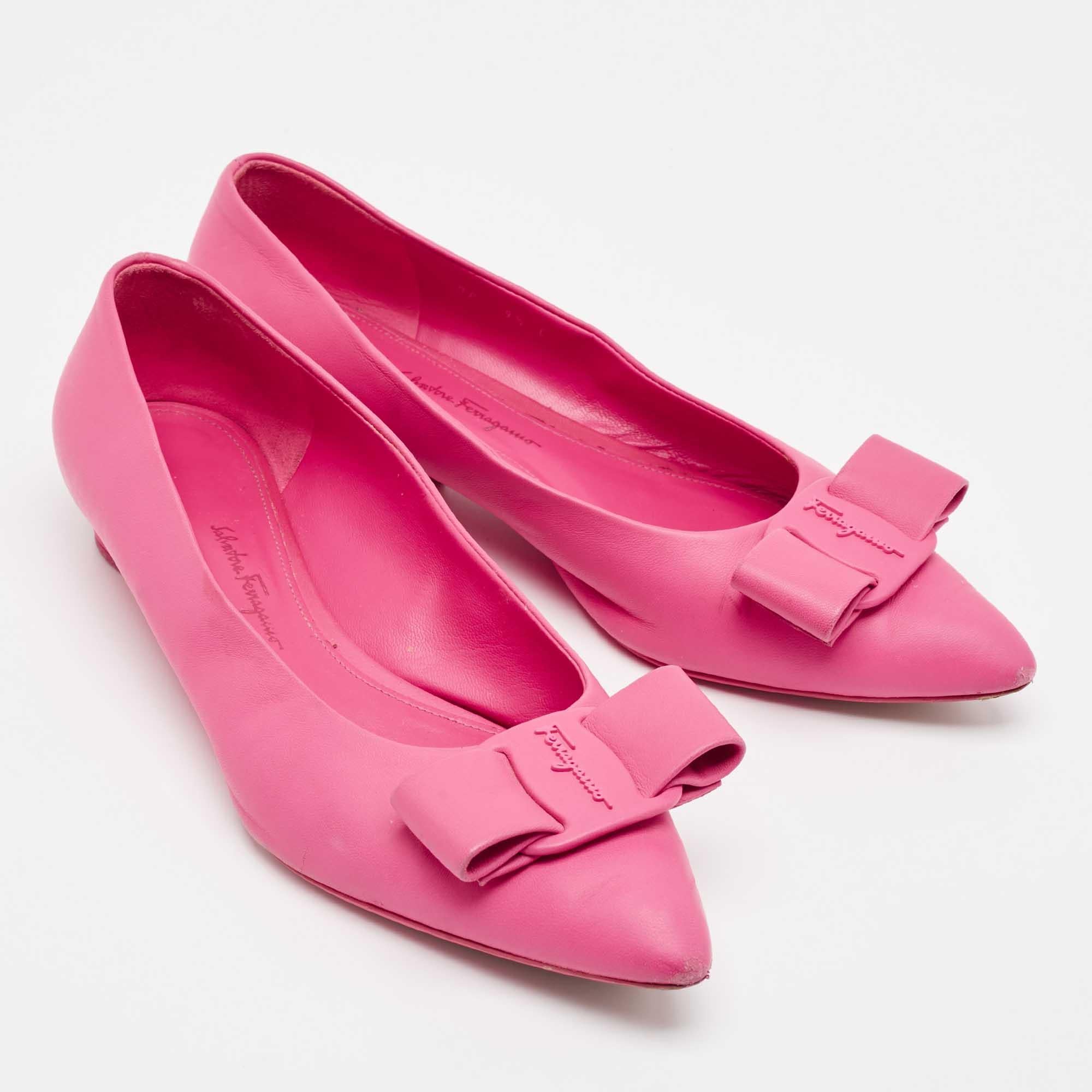 Salvatore Ferragamo Ballerine Viva Bow in pelle rosa taglia 40 In condizioni discrete in vendita a Dubai, Al Qouz 2
