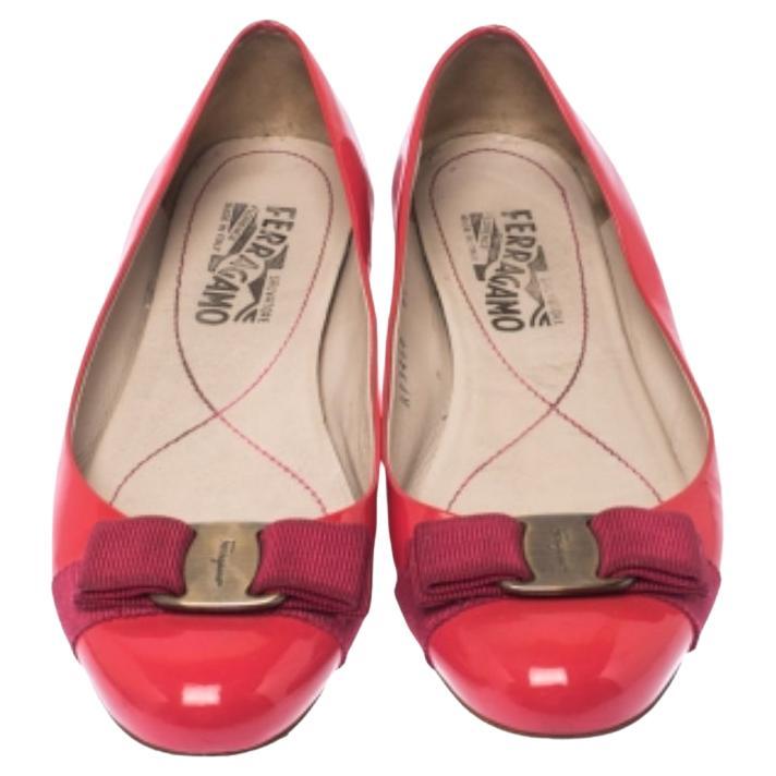 Spüren Sie die bewundernden Blicke, die Ihnen zugeworfen werden, wenn Sie mit diesem Paar wunderschöner Ballettschuhe von Salvatore Ferragamo auf die Straße gehen. Sie wurden aus Lackleder gefertigt und mit Vara-Schleifen auf dem Obermaterial
