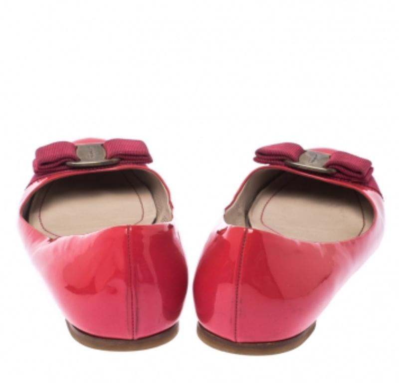 Salvatore Ferragamo Rosa Lackleder Vara Ballettschuhe mit Schleife aus Lackleder Größe 37 im Zustand „Gut“ im Angebot in Dubai, Al Qouz 2