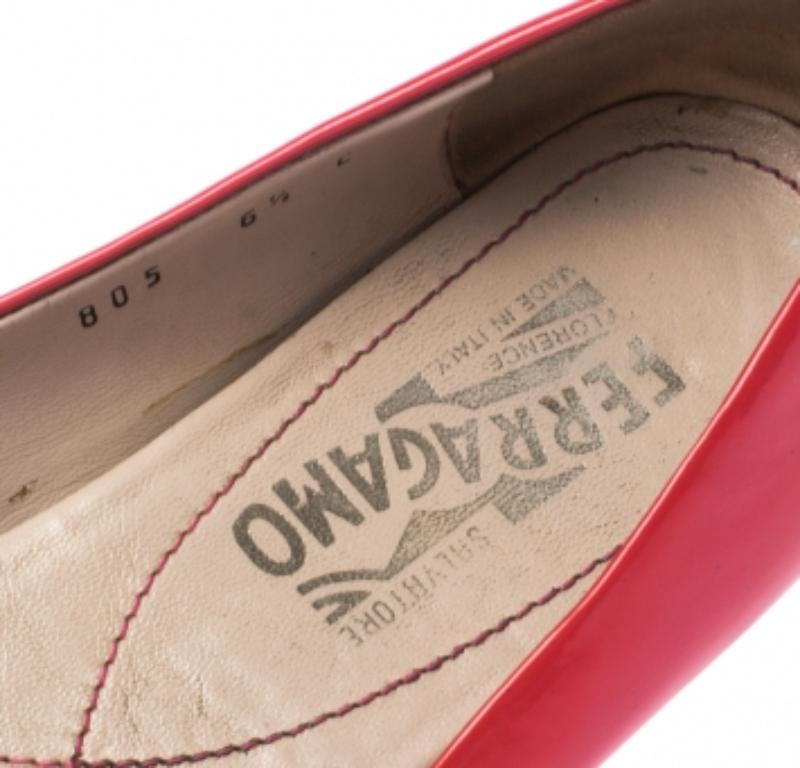 Salvatore Ferragamo Rosa Lackleder Vara Ballettschuhe mit Schleife aus Lackleder Größe 37 im Angebot 1