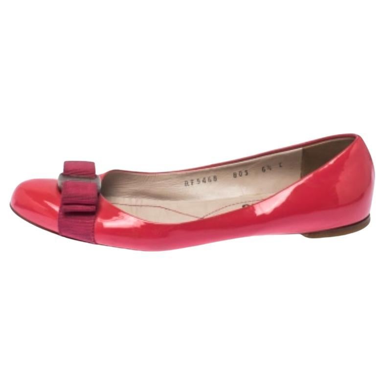 Salvatore Ferragamo Rosa Lackleder Vara Ballettschuhe mit Schleife aus Lackleder Größe 37 im Angebot