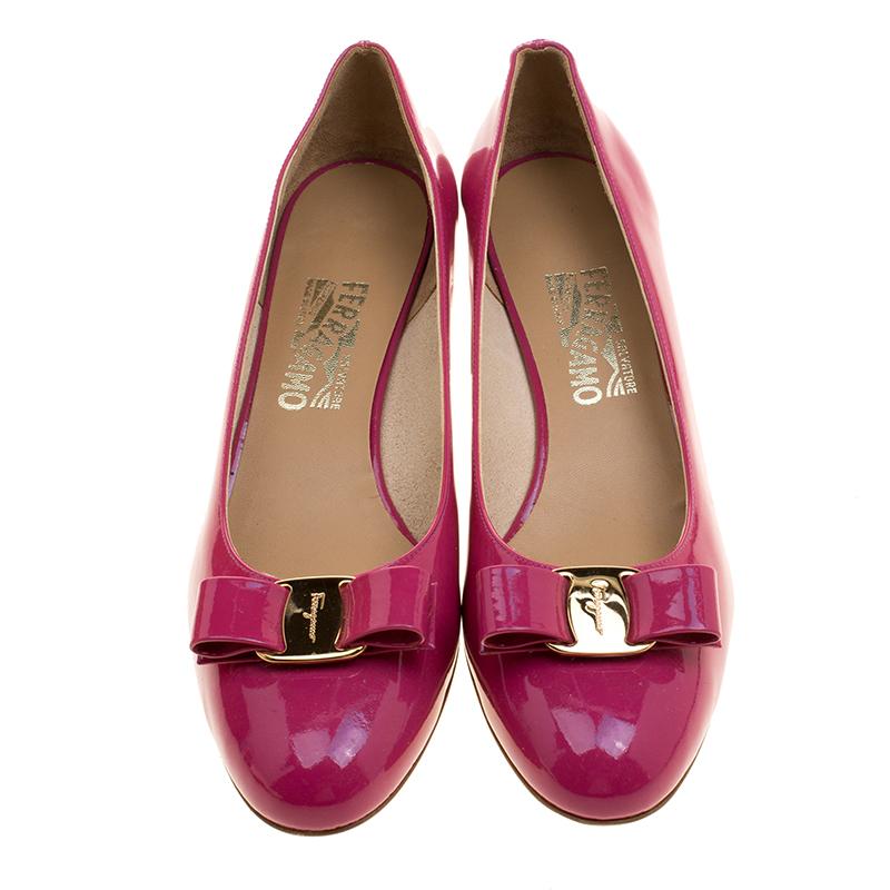Salvatore Ferragamo brings forth this cute pair of pumps to add a touch of feminine grace to your wardrobe. Crafted using shiny patent leather, these pumps feature chic block heels that impart comfort to the look while the gold-tone bow detail