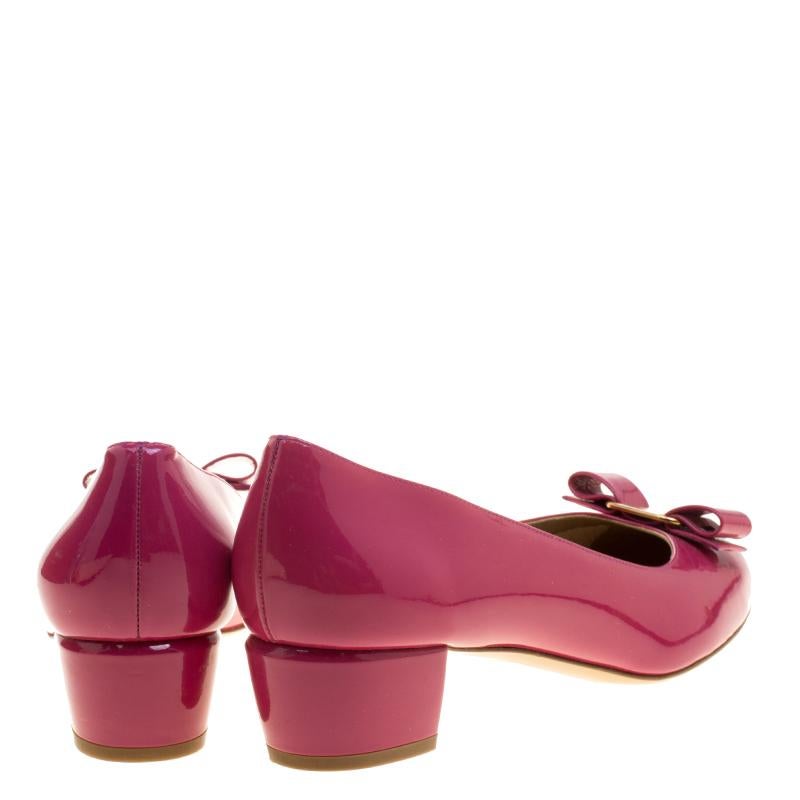 Salvatore Ferragamo Pink Patent Leather Vara Bow Block Heel Pumps Size 40.5 In New Condition In Dubai, Al Qouz 2