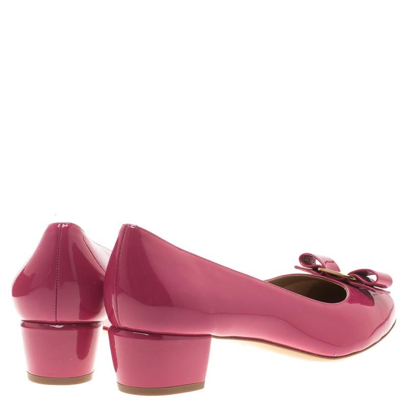 Salvatore Ferragamo Pink Patent Leather Vara Bow Block Heel Pumps Size 41 In Excellent Condition In Dubai, Al Qouz 2