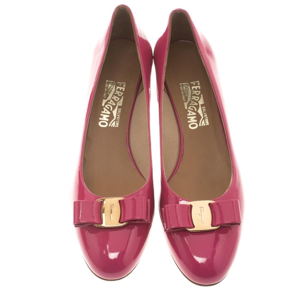 Salvatore Ferragamo Pink Patent Leather Vara Bow Block Heel Pumps Size 41 In Excellent Condition In Dubai, Al Qouz 2