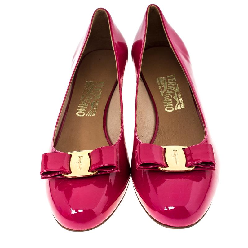 Salvatore Ferragamo Pink Patent Leather Vara Bow Pumps Size 41 In New Condition In Dubai, Al Qouz 2