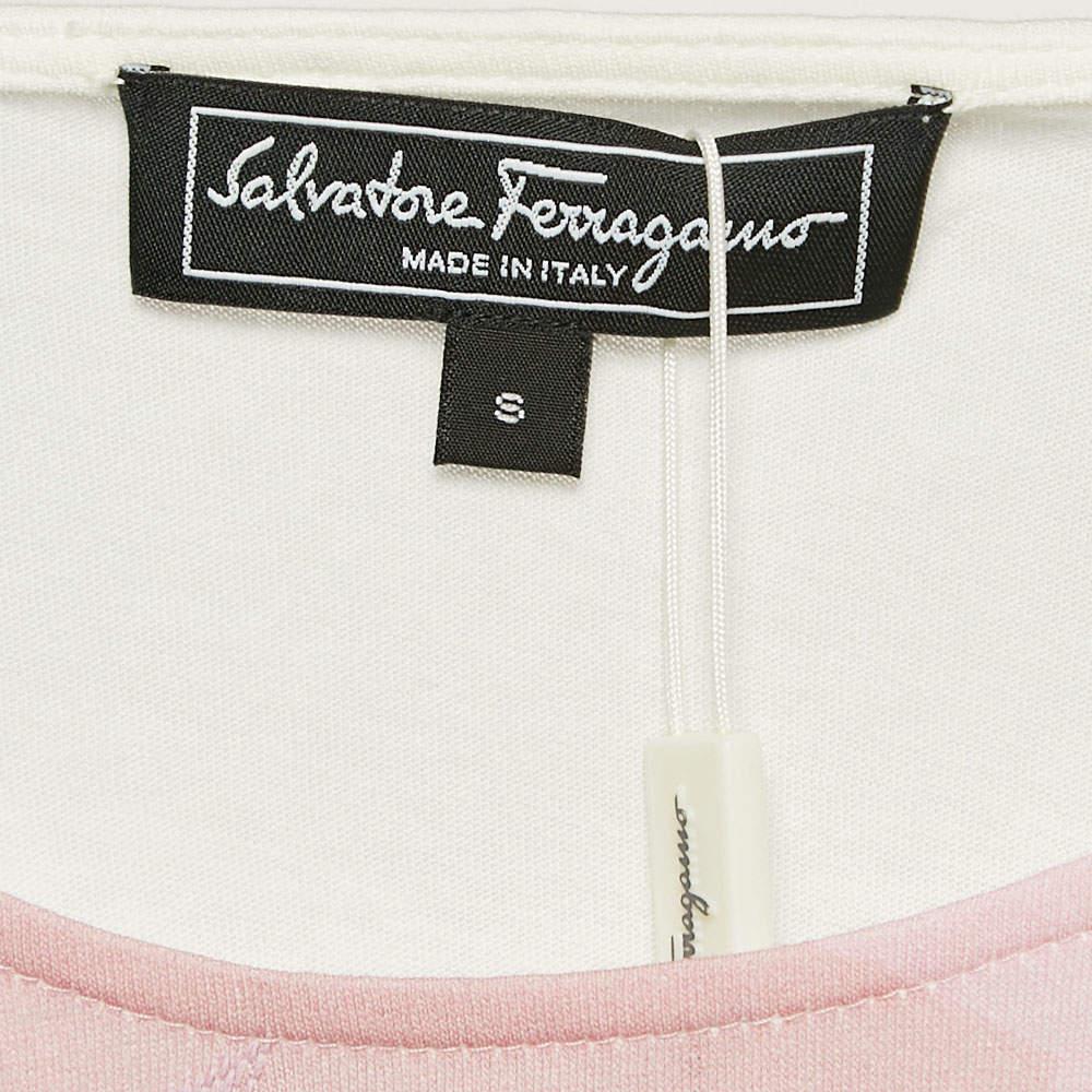 Salvatore Ferragamo - Maglietta rosa in jersey stampato con dettaglio di paillettes S In condizioni Nuovo in vendita a Dubai, Al Qouz 2