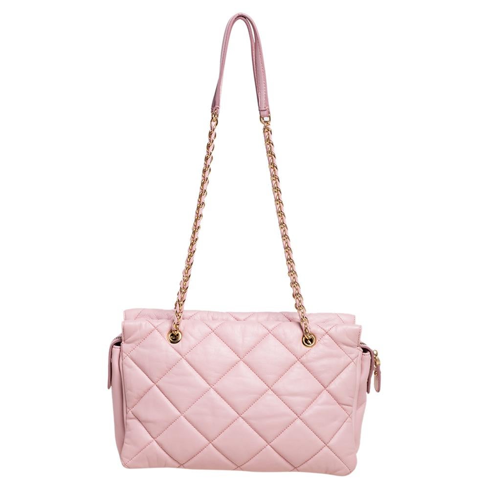 This stylish shoulder bag hails from the house of Salvatore Ferragamo. It has been crafted in Italy and made from pink-hued leather. The quilted exterior is adorned with a bow in the front while the zip closure leads to a spacious canvas interior.