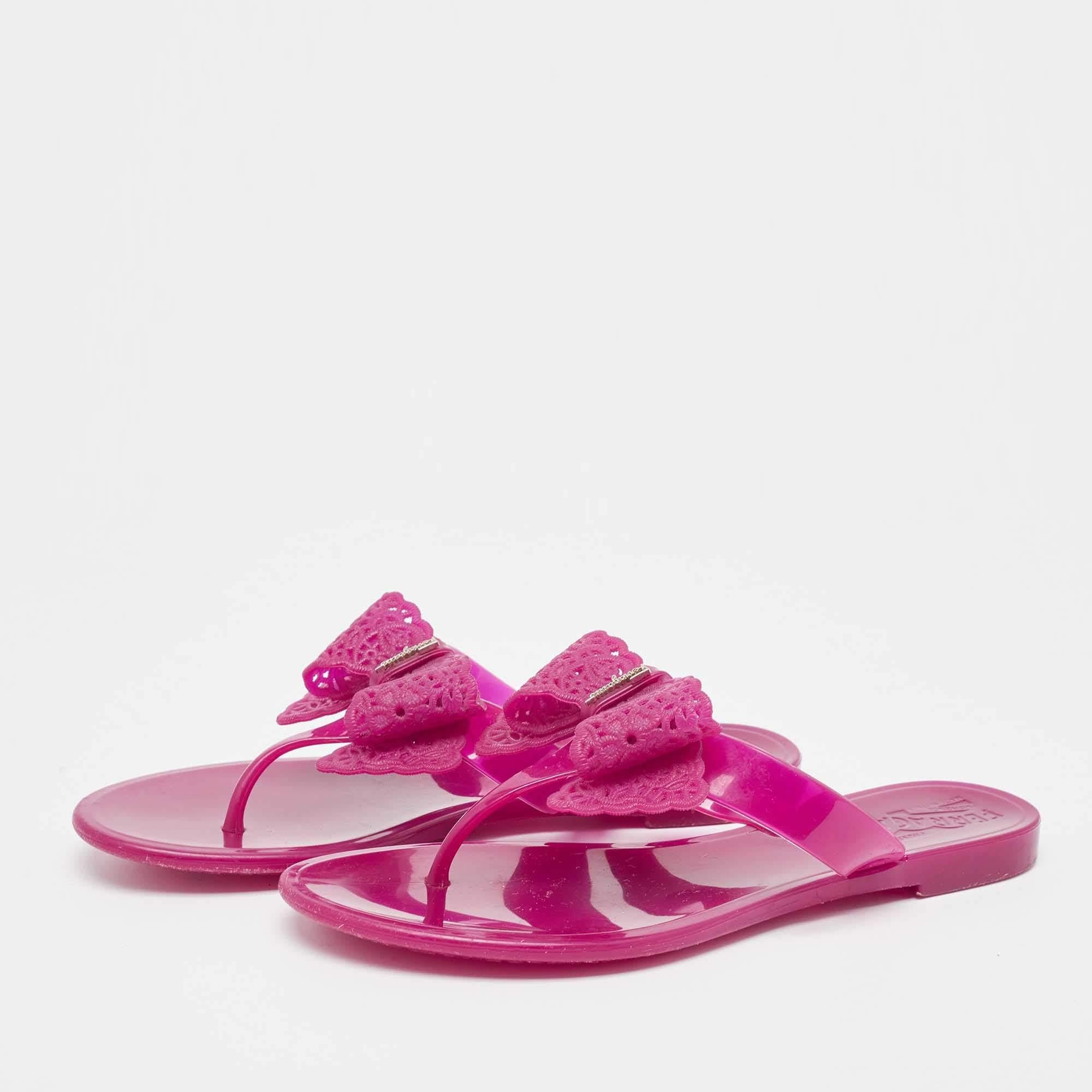 Questi sandali incorniceranno i tuoi piedi in modo elegante. Realizzate con materiali di qualità, presentano un design di classe e solette confortevoli.
