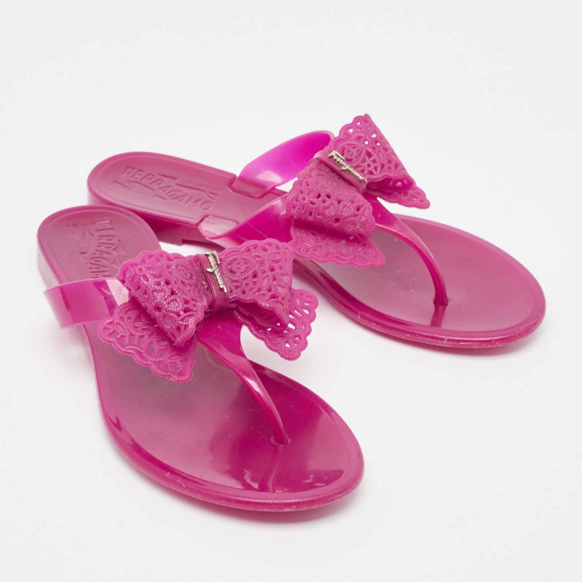 Salvatore Ferragamo Sandali infradito Bali in gomma rosa misura 35,5 In condizioni buone in vendita a Dubai, Al Qouz 2