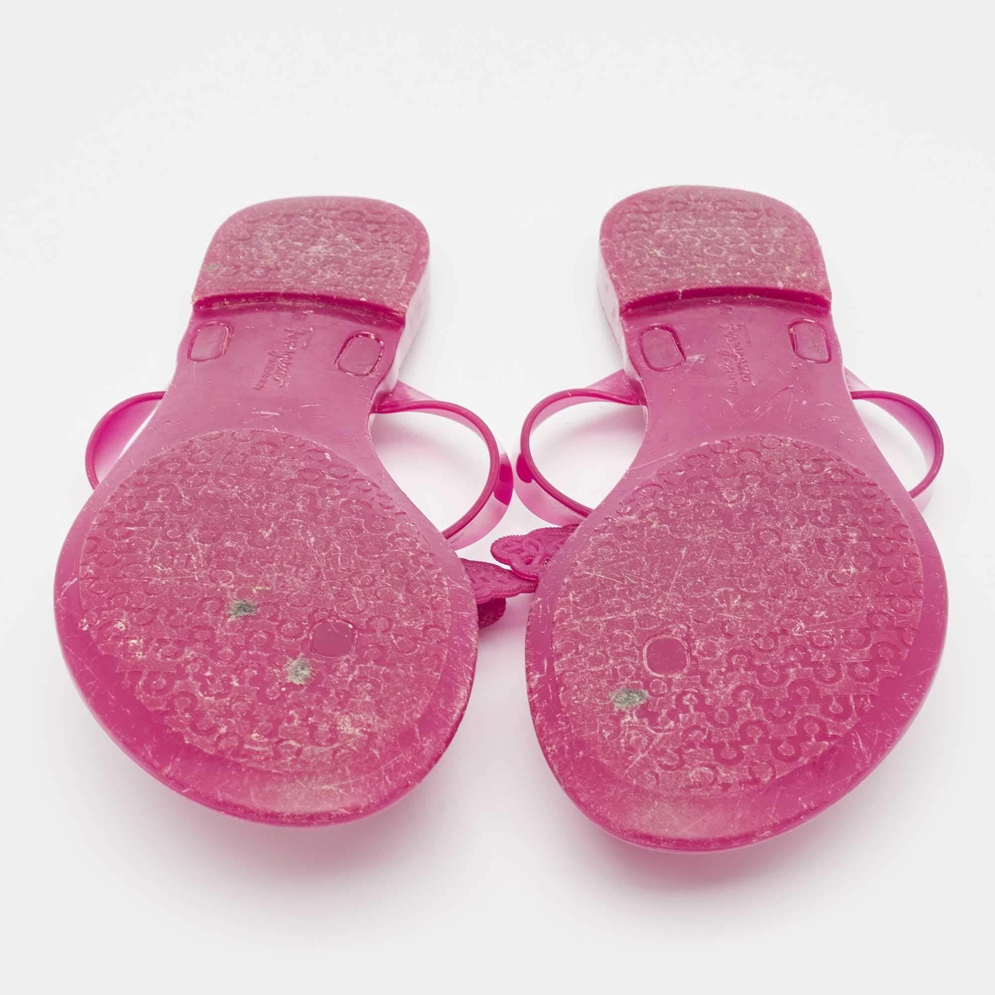 Salvatore Ferragamo Sandali infradito Bali in gomma rosa misura 35,5 in vendita 1