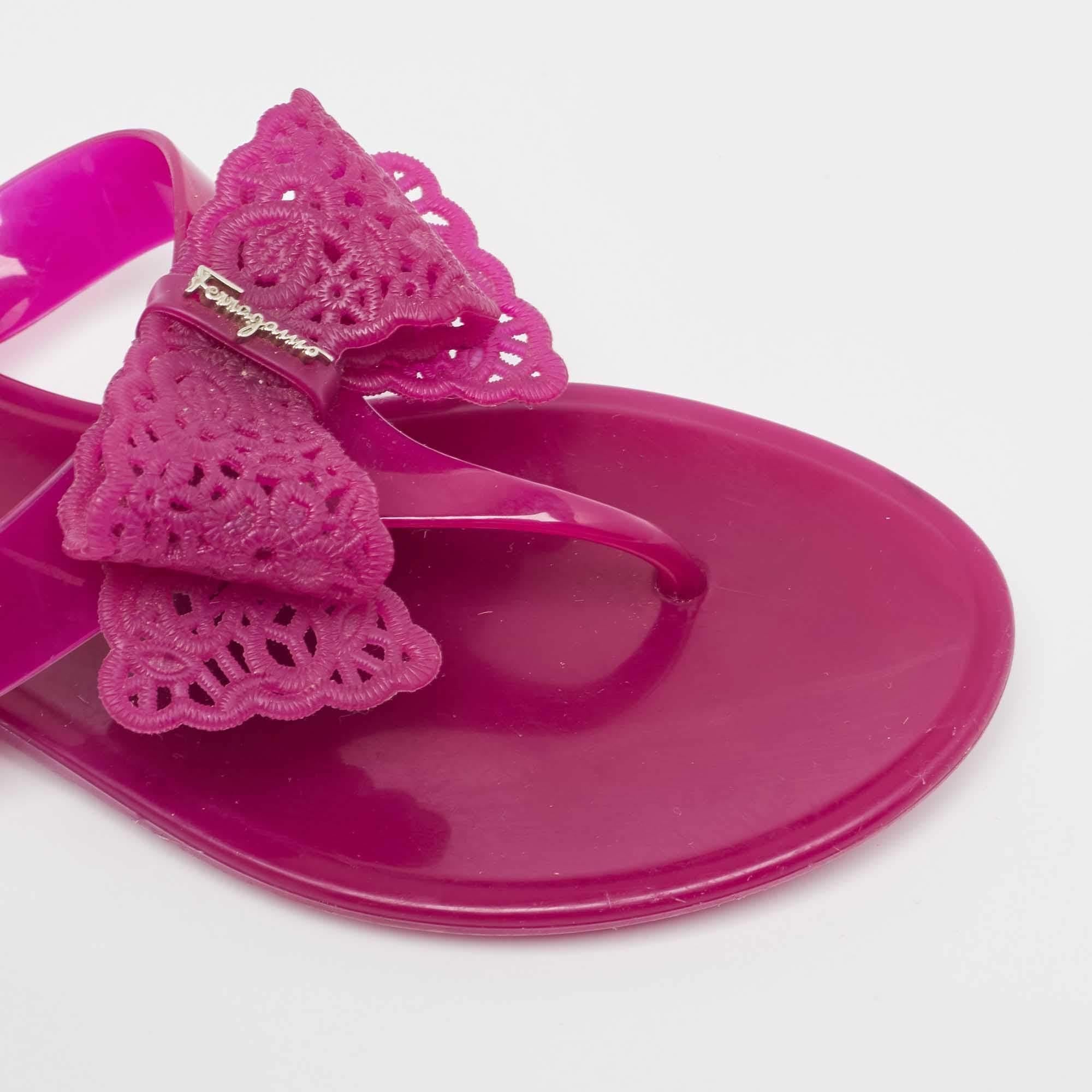 Salvatore Ferragamo Sandali infradito Bali in gomma rosa misura 35,5 in vendita 2