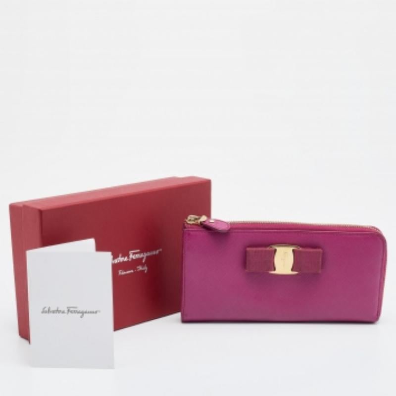 Salvatore Ferragamo Rosa Saffiano Leder Vara Brieftasche mit Reißverschluss und Continental Wallet aus Leder im Angebot 5
