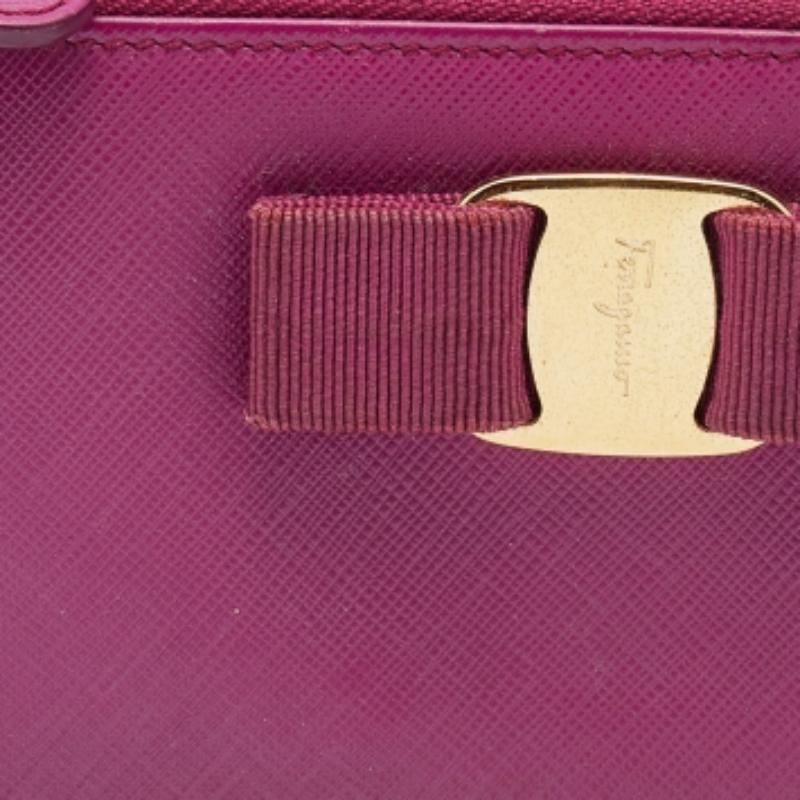 Diese Designer-Brieftasche ist ein perfektes Gleichgewicht aus Raffinesse und rationalem Nutzen. Er wurde unter Verwendung hochwertiger MATERIALIEN entworfen und durch eine elegante Oberfläche aufgewertet. Die Kreation ist mit reichlich Platz für
