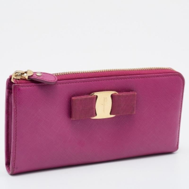 Salvatore Ferragamo Rosa Saffiano Leder Vara Brieftasche mit Reißverschluss und Continental Wallet aus Leder (Grau) im Angebot
