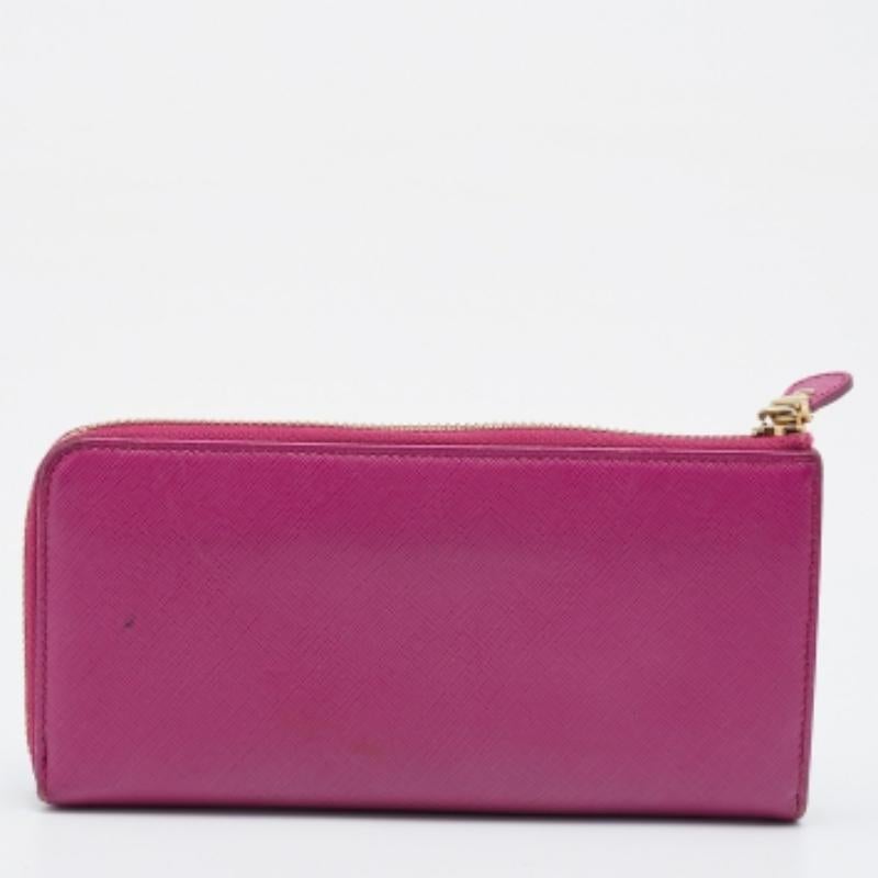 Salvatore Ferragamo Rosa Saffiano Leder Vara Brieftasche mit Reißverschluss und Continental Wallet aus Leder im Zustand „Gut“ im Angebot in Dubai, Al Qouz 2