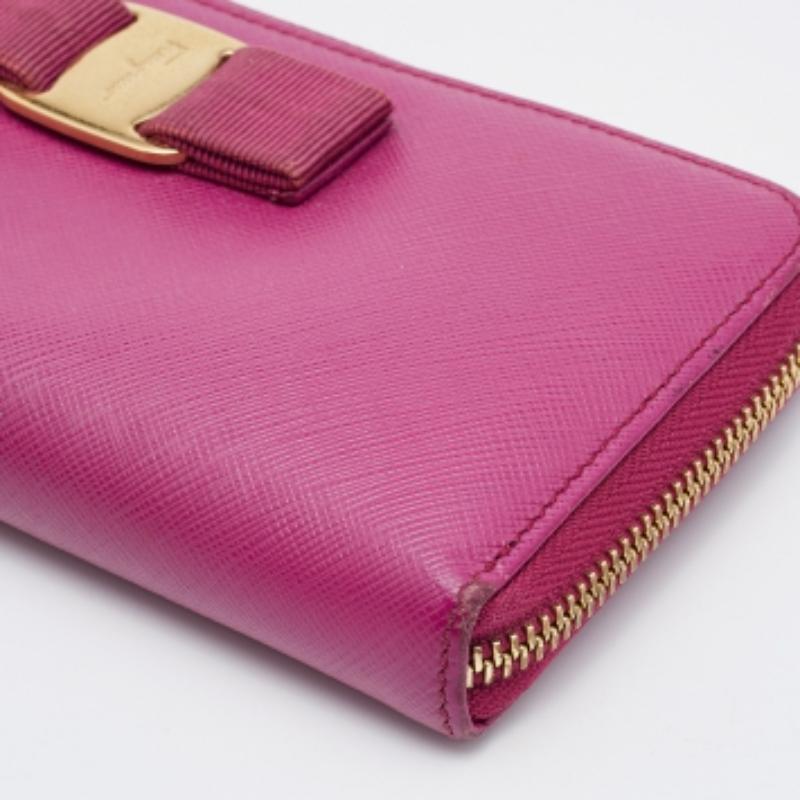 Salvatore Ferragamo Rosa Saffiano Leder Vara Brieftasche mit Reißverschluss und Continental Wallet aus Leder Damen im Angebot