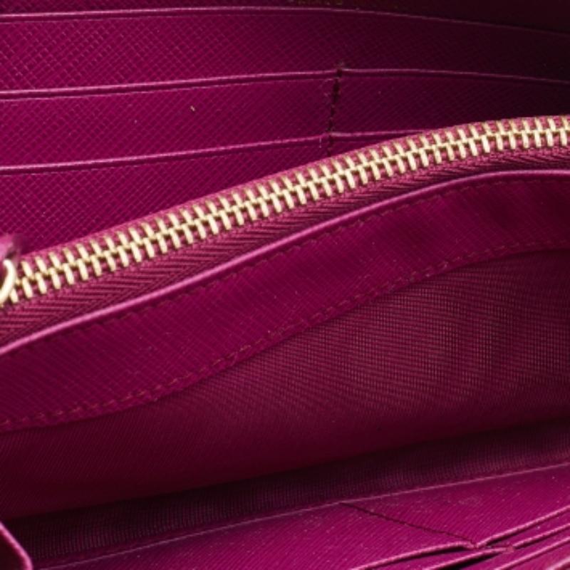 Salvatore Ferragamo Rosa Saffiano Leder Vara Brieftasche mit Reißverschluss und Continental Wallet aus Leder im Angebot 2