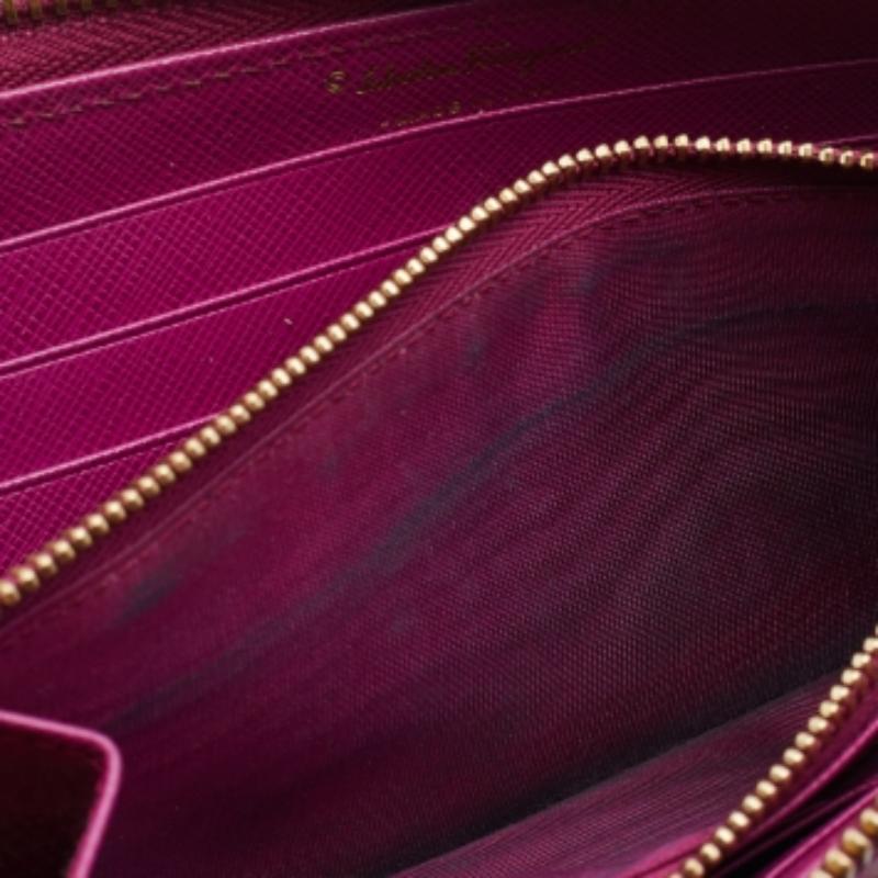 Salvatore Ferragamo Rosa Saffiano Leder Vara Brieftasche mit Reißverschluss und Continental Wallet aus Leder im Angebot 3