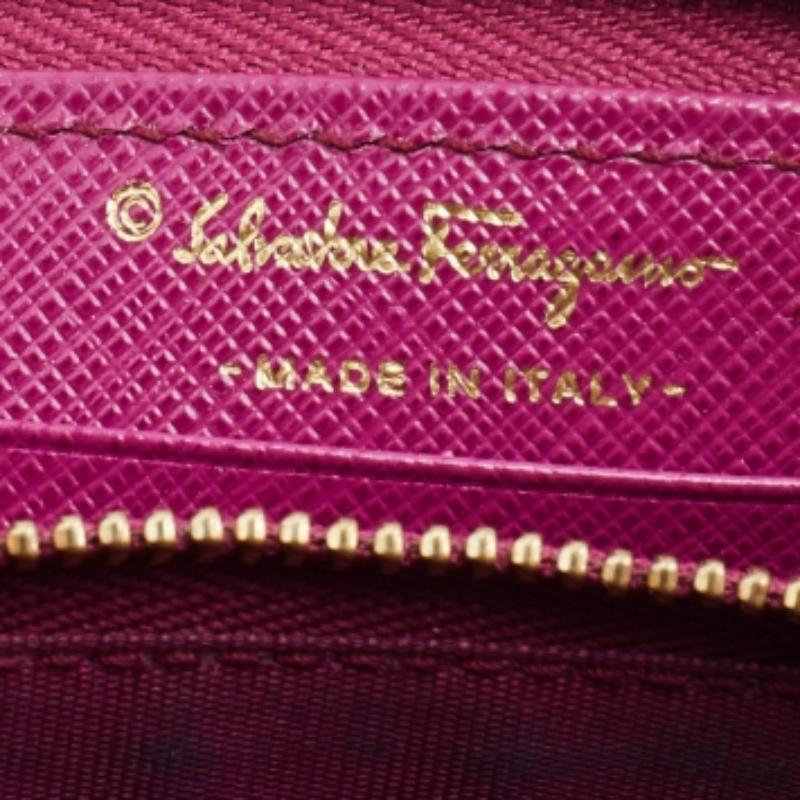Salvatore Ferragamo Rosa Saffiano Leder Vara Brieftasche mit Reißverschluss und Continental Wallet aus Leder im Angebot 4