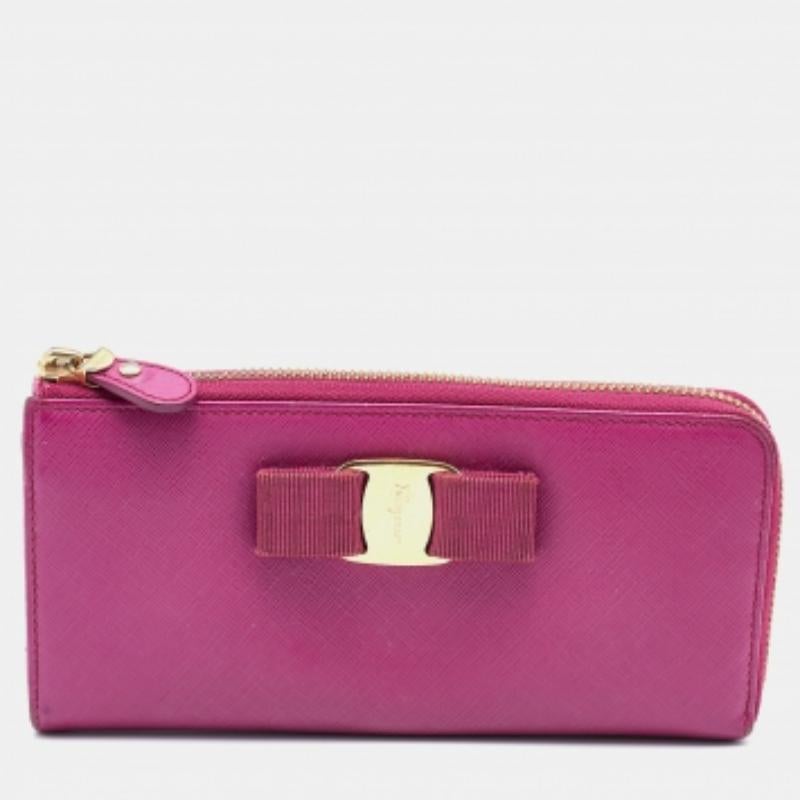 Salvatore Ferragamo Rosa Saffiano Leder Vara Brieftasche mit Reißverschluss und Continental Wallet aus Leder im Angebot