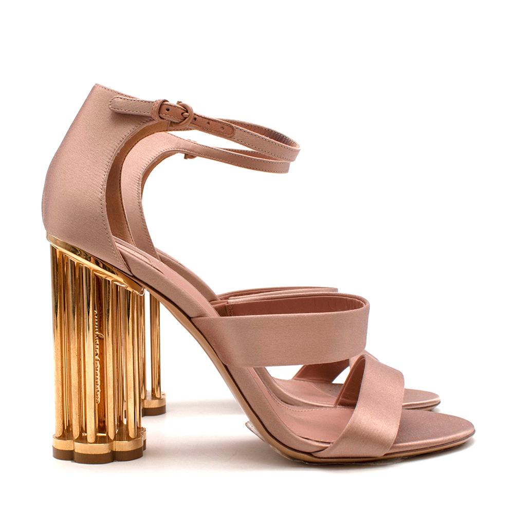 Salvatore Ferragamo Rosa Satin Daiano Sandalen mit Säulenabsatz

Luxuriöse italienische Handwerkskunst trifft bei den staubrosa Daiano Sandalen von Salvatore Ferragamo auf mühelose feminine Eleganz. Sie wurden in Italien aus Satin gefertigt und mit