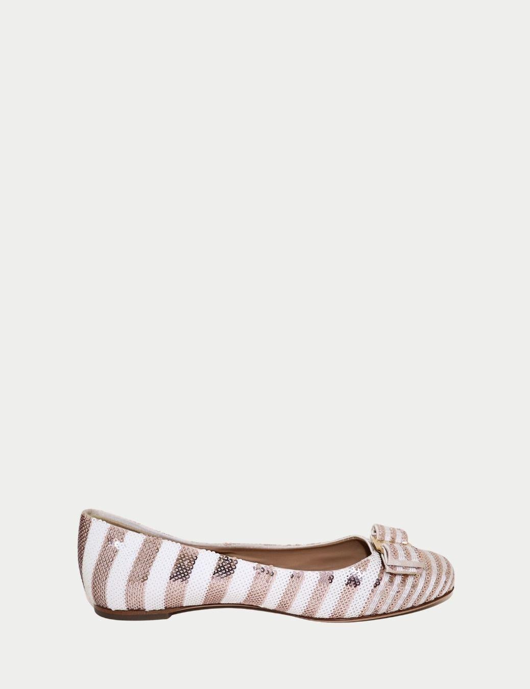 Escarpins à paillettes roses Salvatore Ferragamo - Vara Bow Striped Design

Ajoutez de l'éclat à votre démarche avec ces ballerines à rayures roses Salvatore Ferragamo, qui témoignent du savoir-faire et de la féminité de la maison italienne. Ornées
