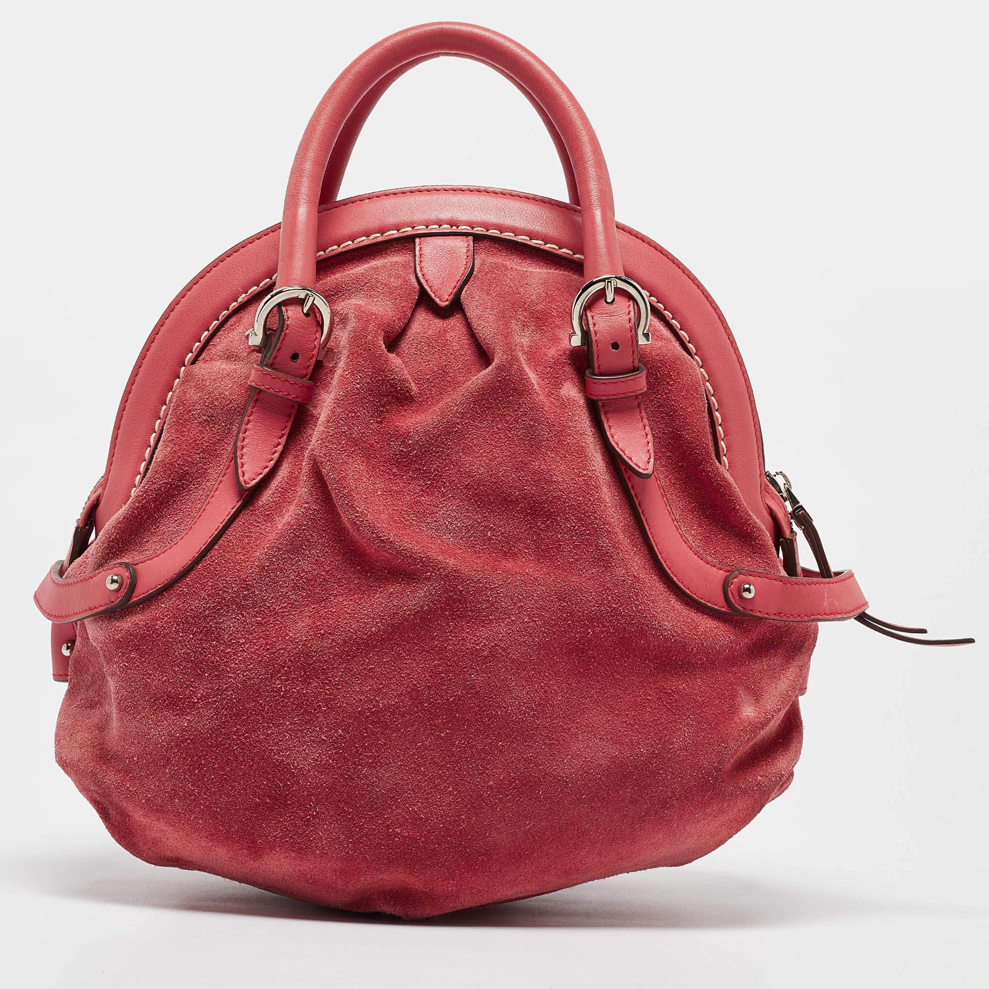 Sacoche à boucle en daim et cuir rose de Salvatore Ferragamo État moyen - En vente à Dubai, Al Qouz 2