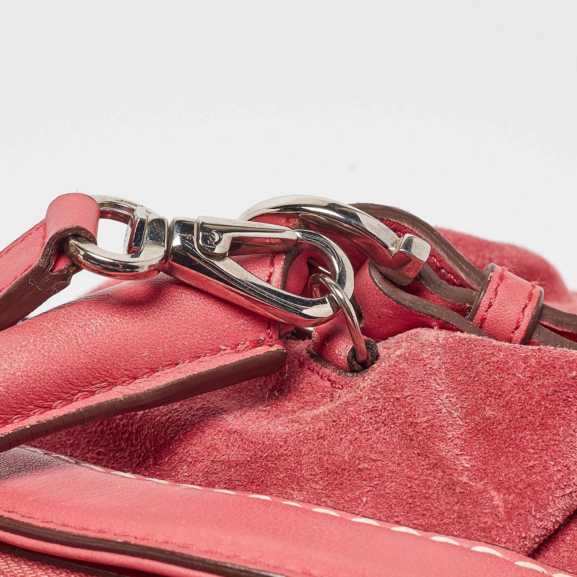 Sacoche à boucle en daim et cuir rose de Salvatore Ferragamo en vente 2
