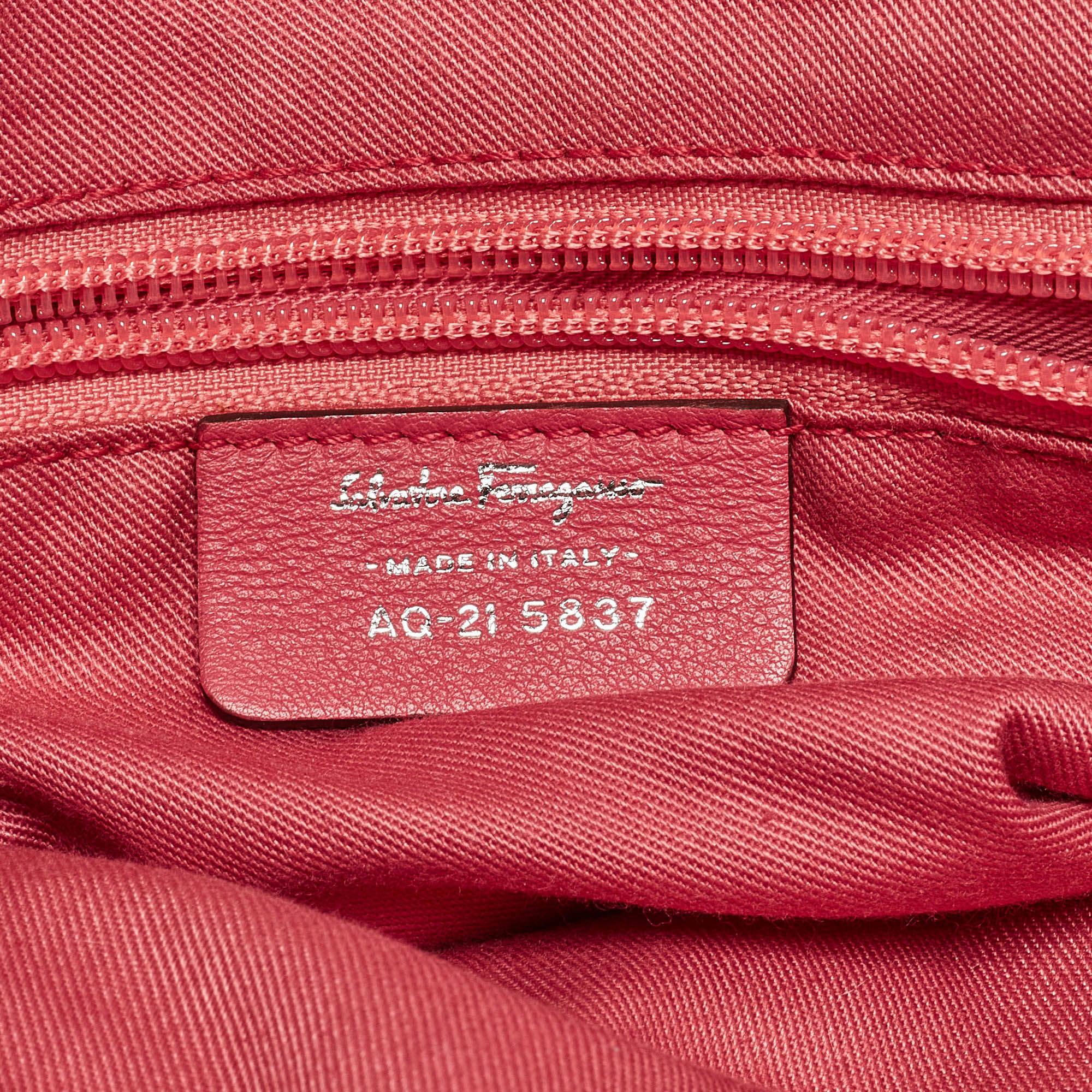 Sacoche à boucle en daim et cuir rose de Salvatore Ferragamo en vente 4