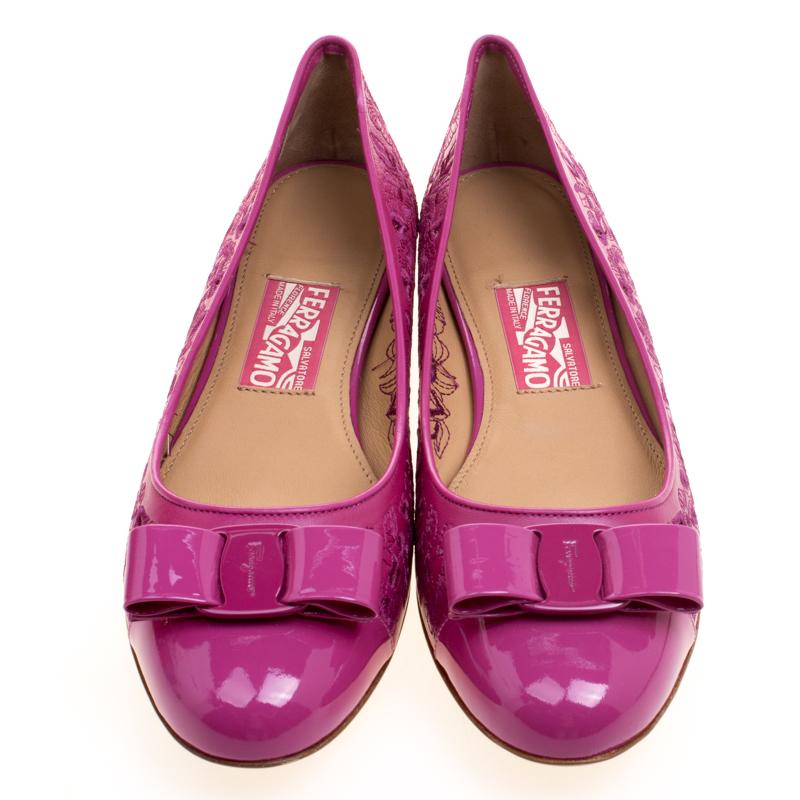 Fashion is the perfect blend of luxury with comfort, and this pair of ballet flats from the house of Ferragamo exudes just that. Crafted from leather and styled with their signature Varina bow, these pink flats feature a laser cut out pattern. This