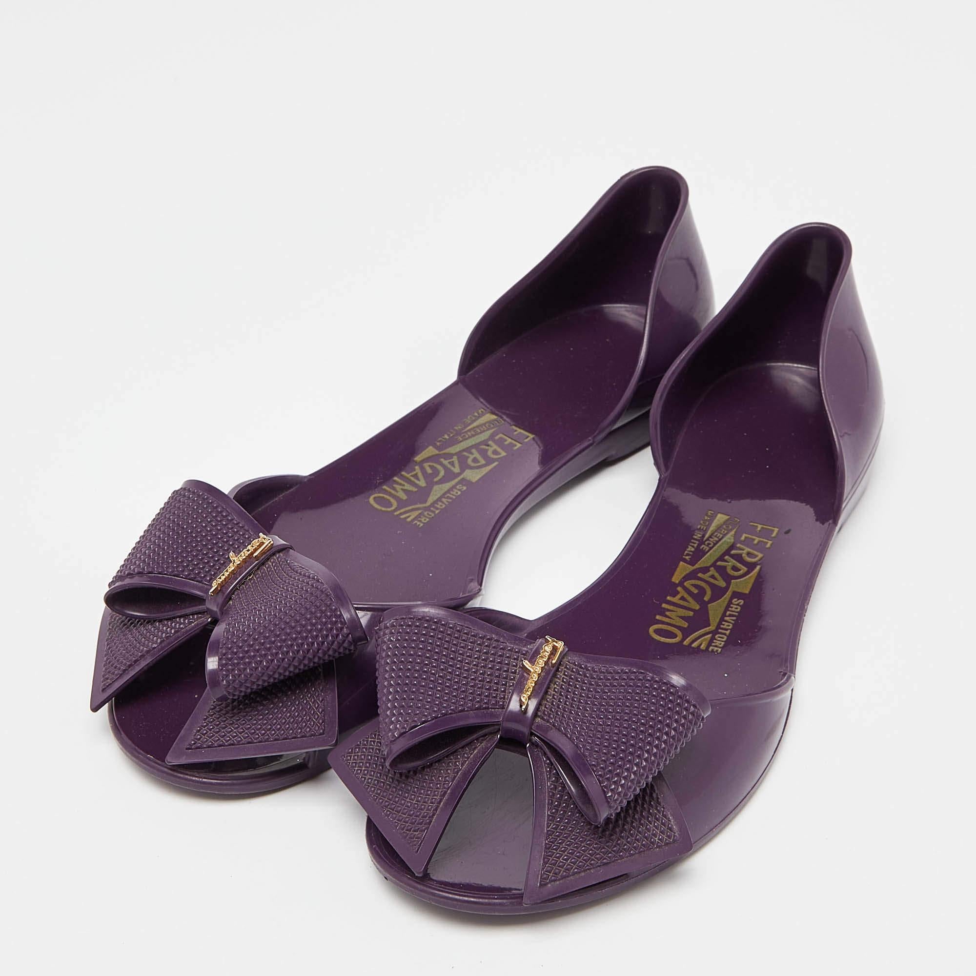 Defined by comfort and effortless style no wardrobe is ever complete without a pair of chic ballet flats. This pair is lovely to look at and is equipped with elements like a comfortable insole and a durable sole.