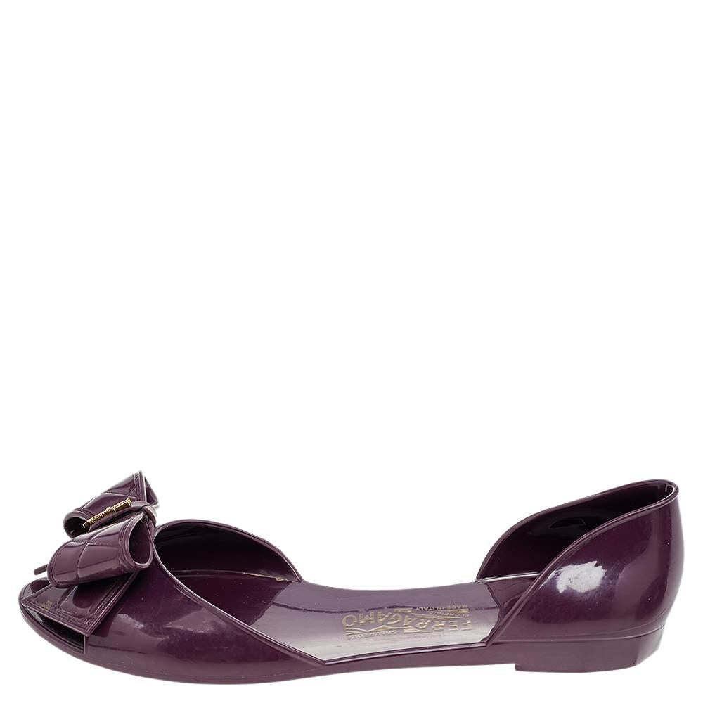Keep it simple yet gorgeous in these flats from the house of Salvatore Ferragamo. These jelly flats keep your feet feeling comfortable all day. They feature bow details and a water-friendly base.

