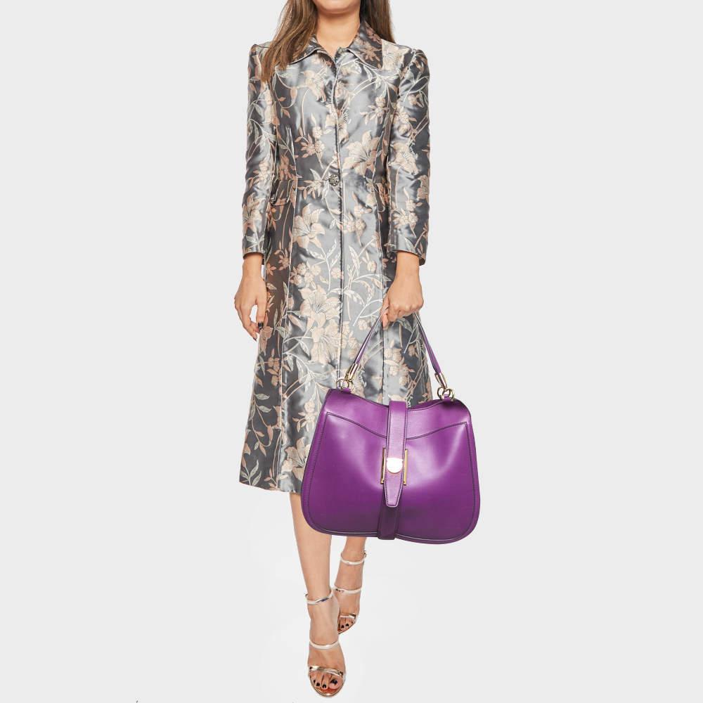 This hobo is tailored to exude finesse and functionality while completing your ensemble with style. It features a well crafted exterior adorned in a lovely hue and a spacious interior. Add some extra style to your everyday looks with this marvelous
