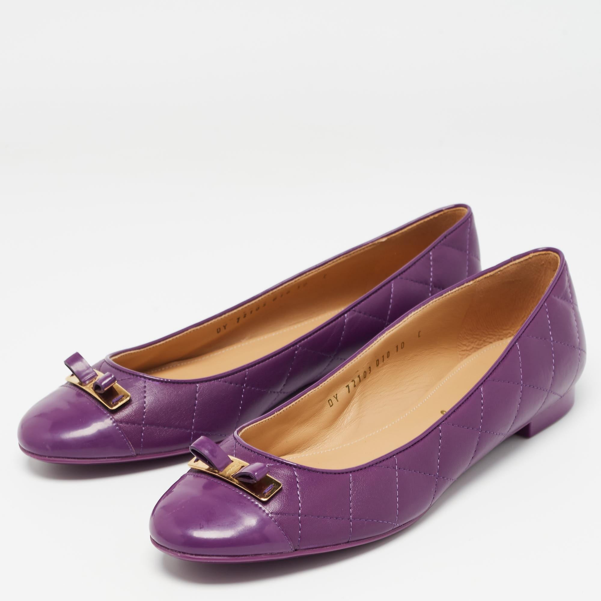 Defined by comfort and effortless style, no wardrobe is ever complete without a pair of chic ballet flats. This pair is lovely to look at and is equipped with elements like a comfortable insole and a durable sole. 